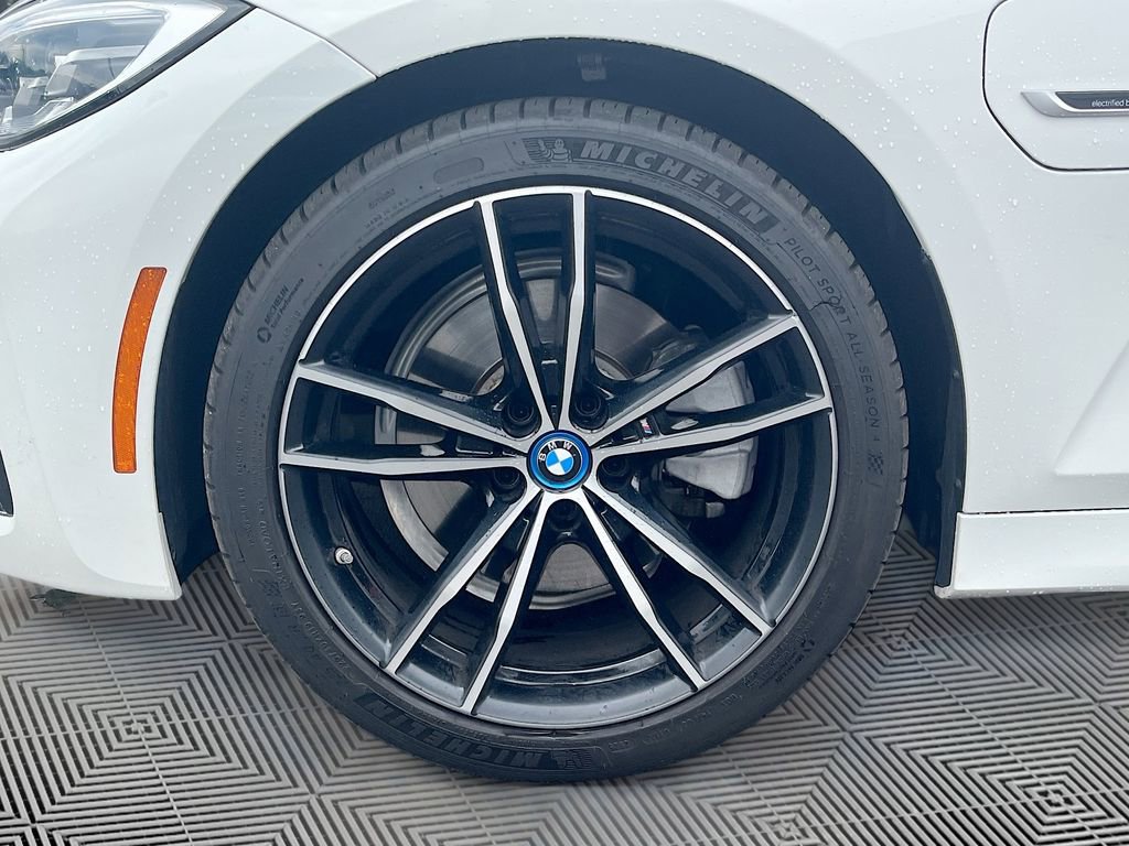 Used 2022 BMW 330e w/ M Sport Package RWD image 11