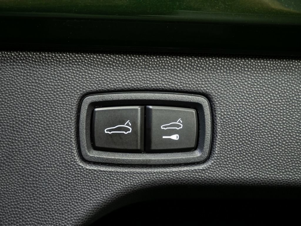 Certified 2024 Porsche Macan 4 Electric AWD/4WD image 32