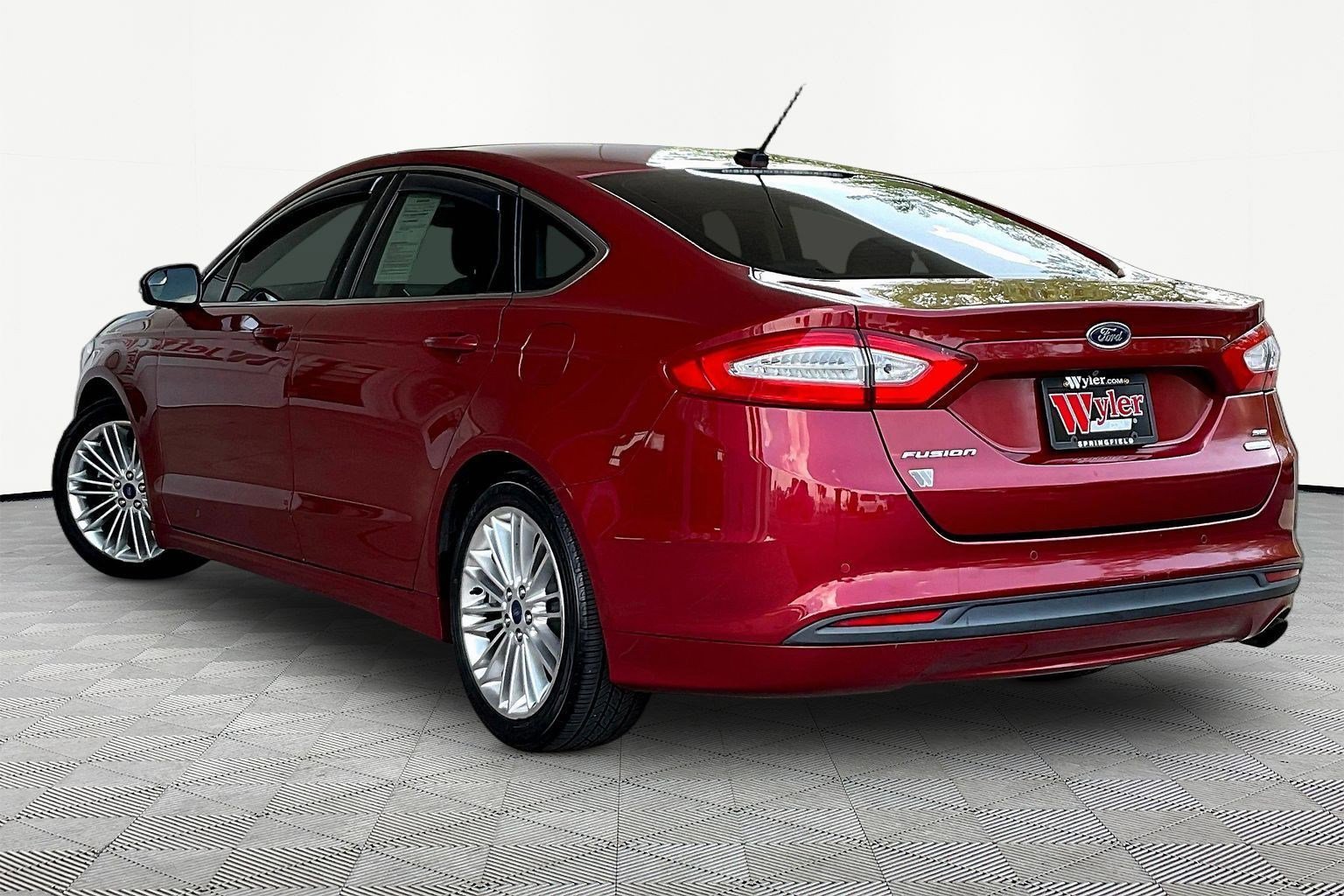 Used 2016 Ford Fusion SE w/ Equipment Group 202A FWD image 4