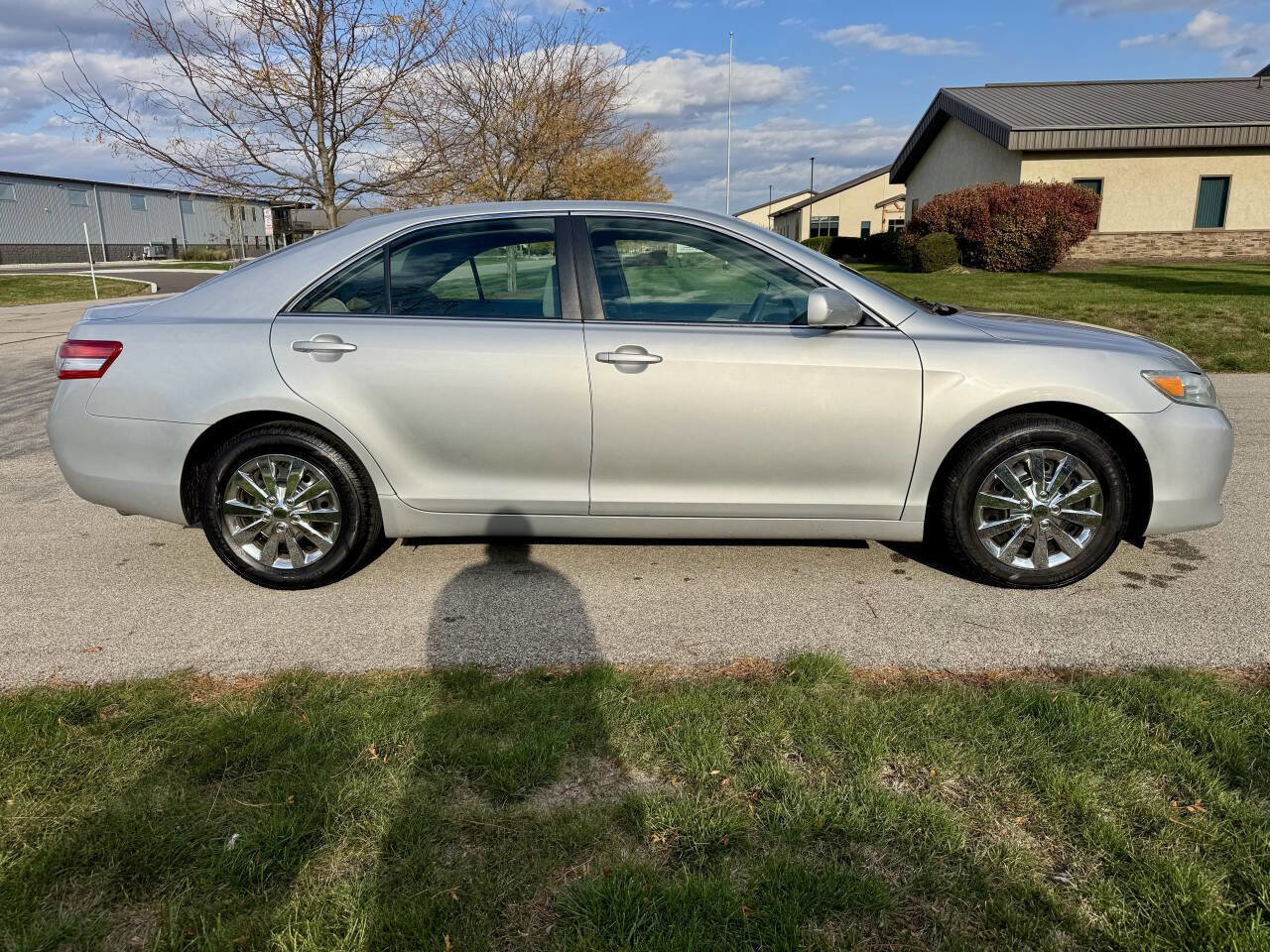 Used 2010 Toyota Camry LE image 5