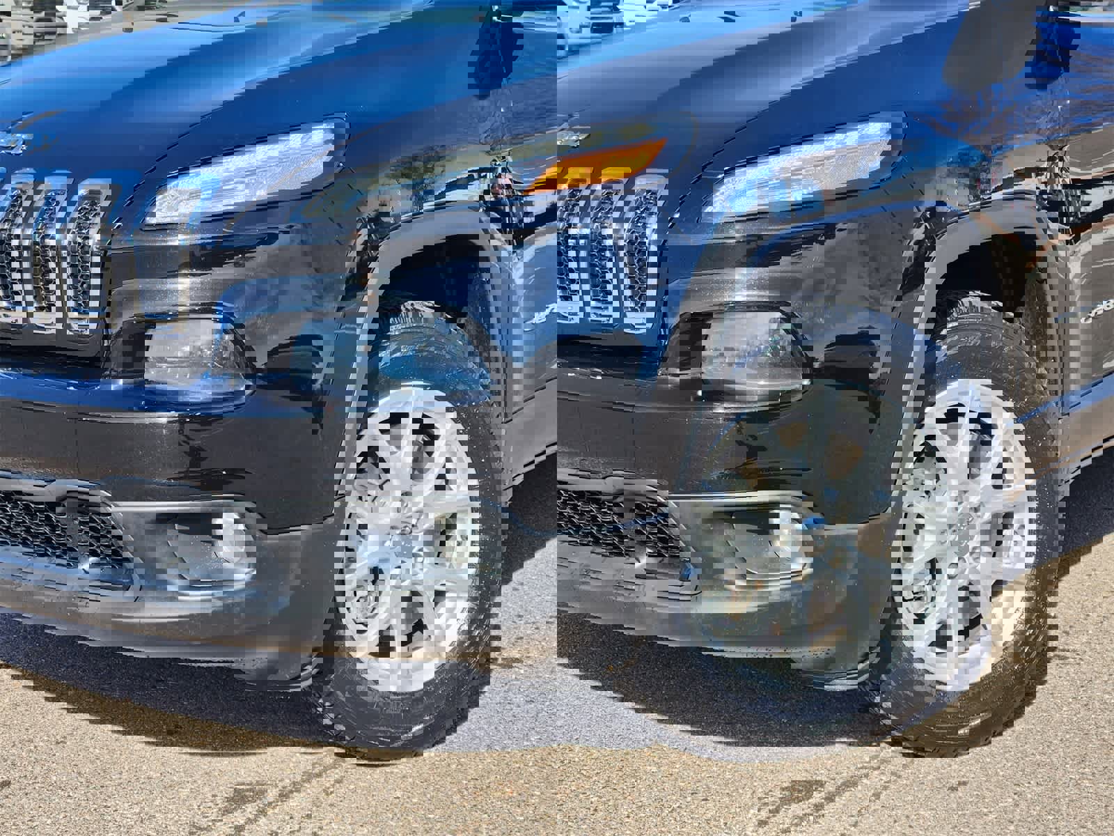 Used 2018 Jeep Cherokee Latitude image 2