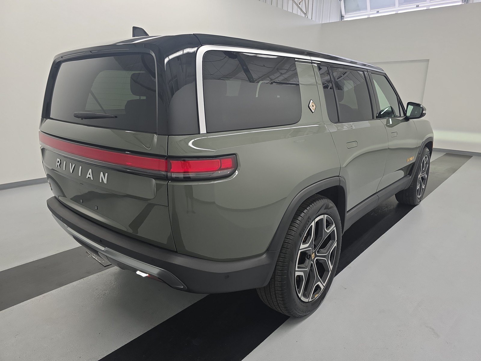 Used 2023 Rivian R1S Launch Edition AWD/4WD image 5