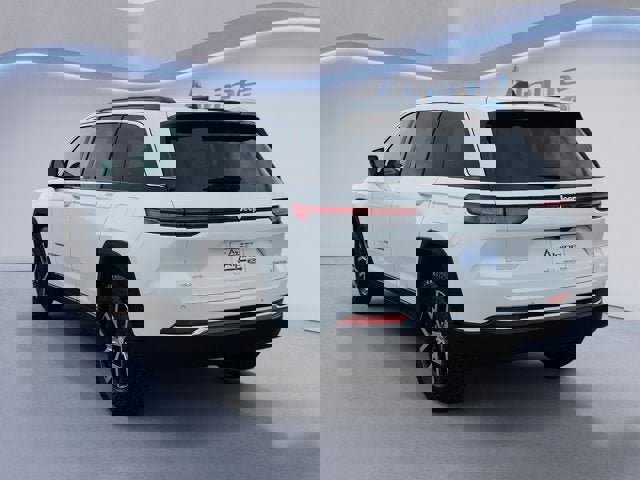 Used 2024 Jeep Grand Cherokee Limited image 3