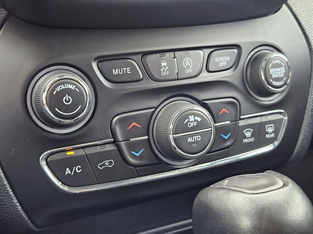 Used 2022 Jeep Cherokee Latitude Lux w/ Mopar Interior Package image 24