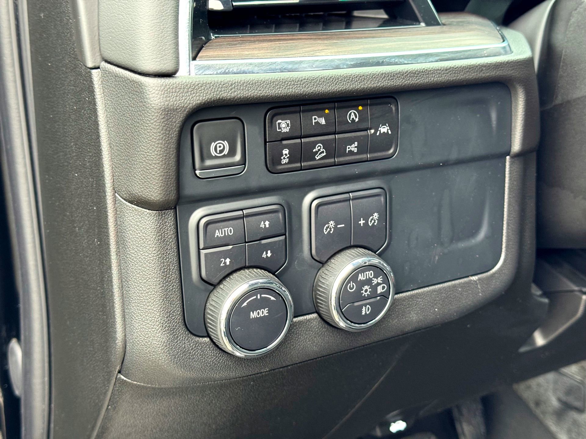 Used 2025 Chevrolet Suburban Z71 AWD/4WD image 15