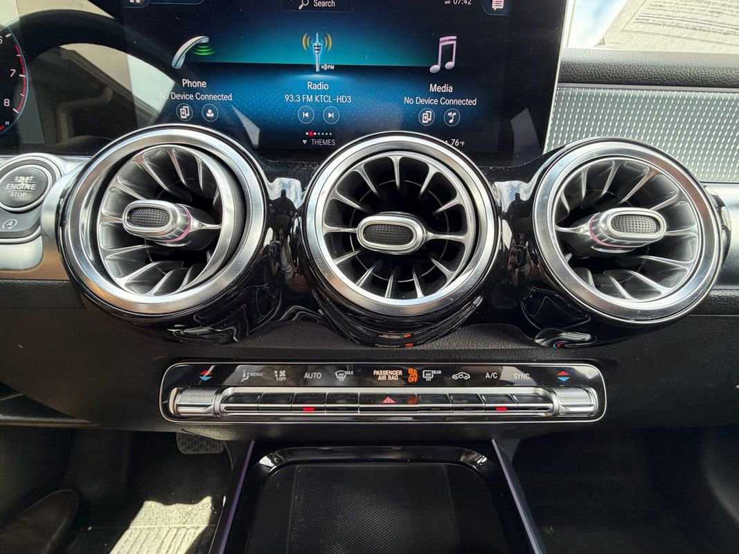 Used 2021 Mercedes-Benz GLB 250 4MATIC image 29