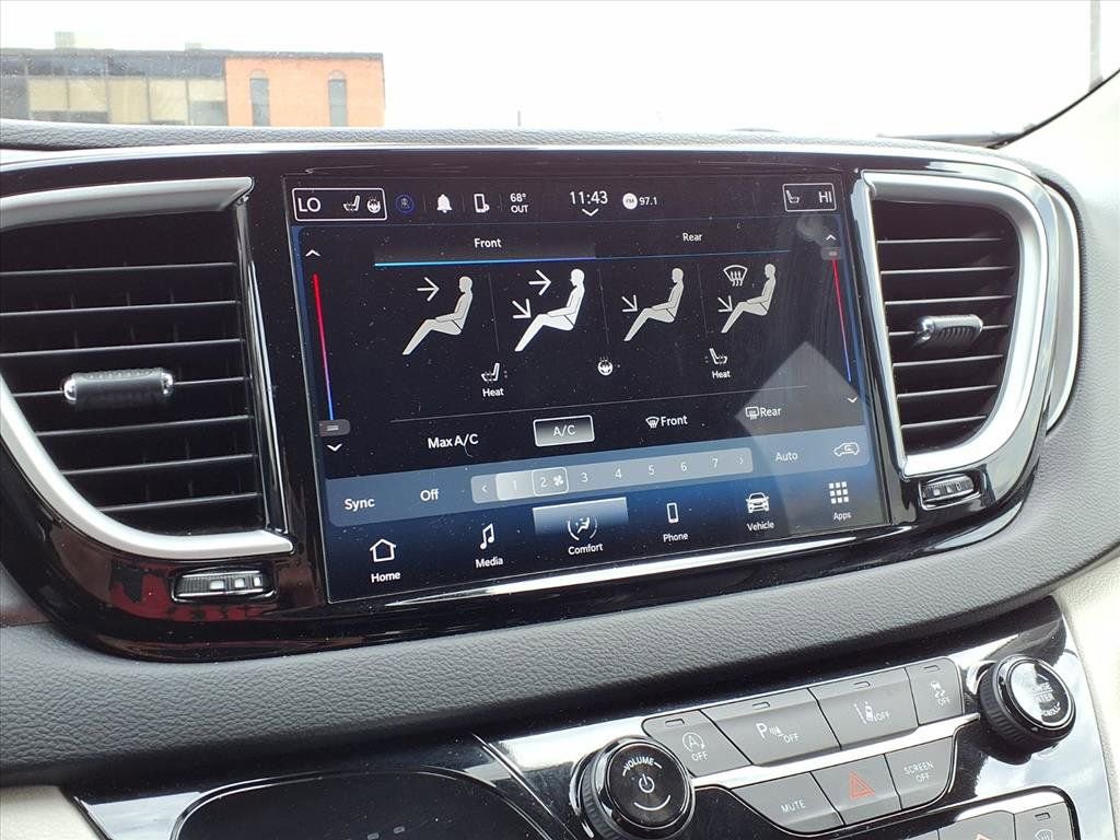 Used 2023 Chrysler Pacifica Touring-L image 8