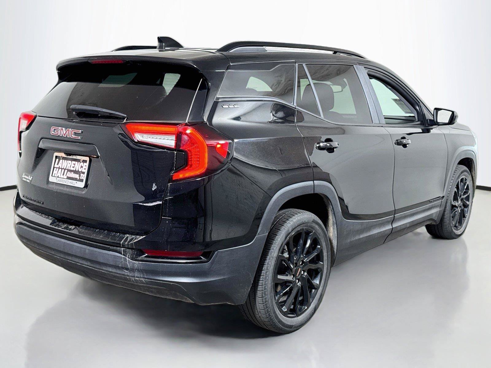 Used 2024 GMC Terrain SLE w/ Driver Convenience Package FWD image 4