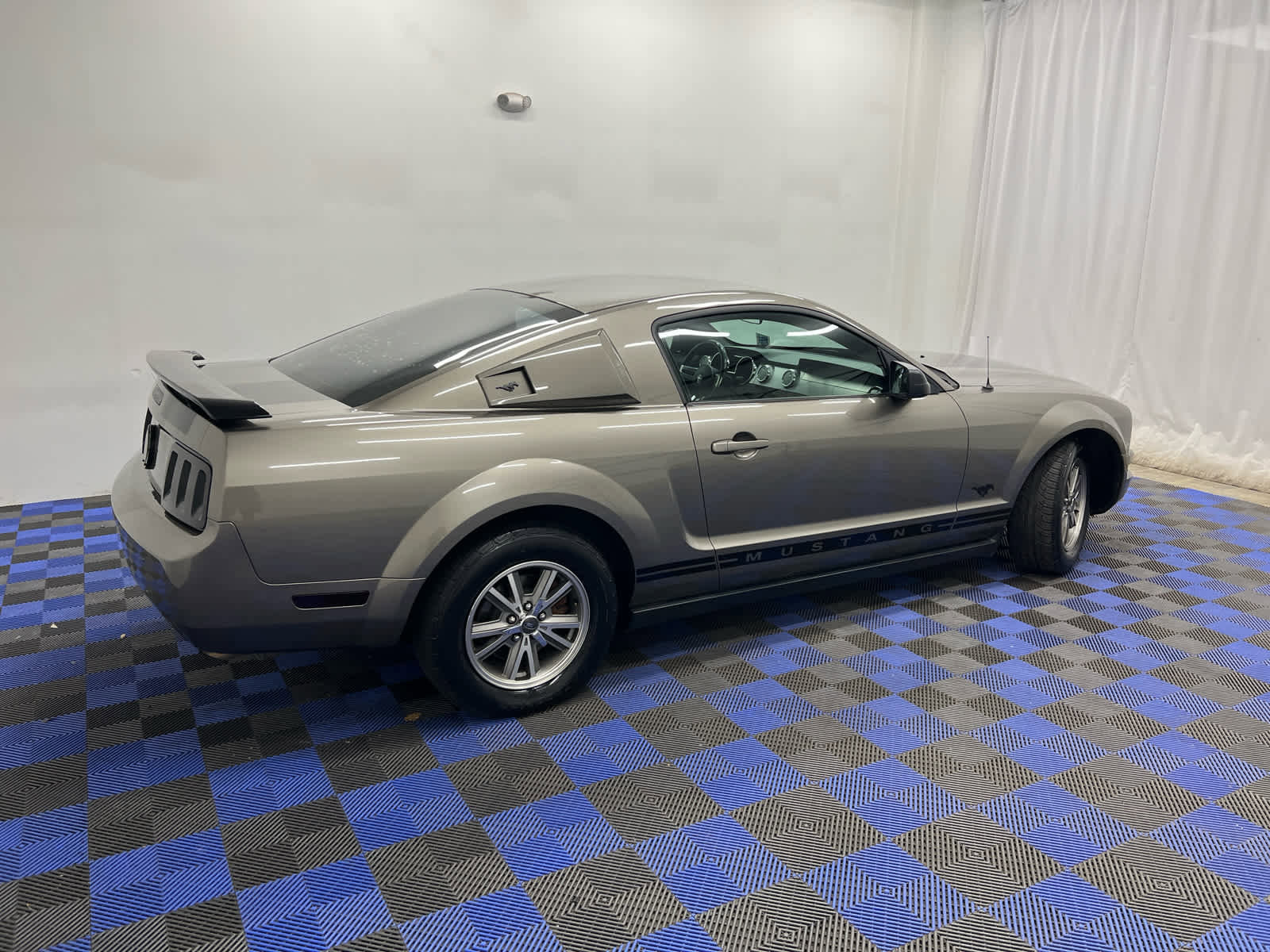 Used 2005 Ford Mustang Deluxe image 11