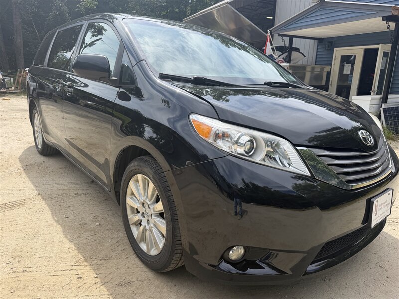 Used 2015 Toyota Sienna XLE w/ XLE Navigation Package AWD/4WD image 4