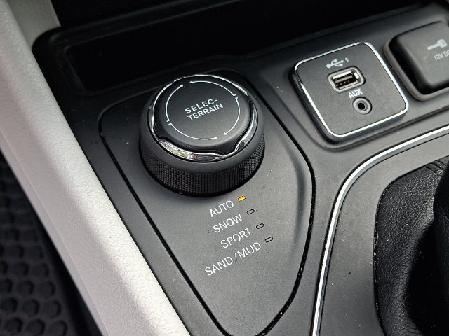Certified 2020 Jeep Cherokee Latitude Plus w/ Cold Weather Group AWD/4WD image 24
