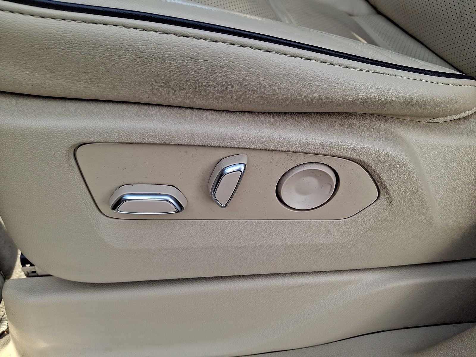 Used 2022 Cadillac Escalade Premium Luxury image 9