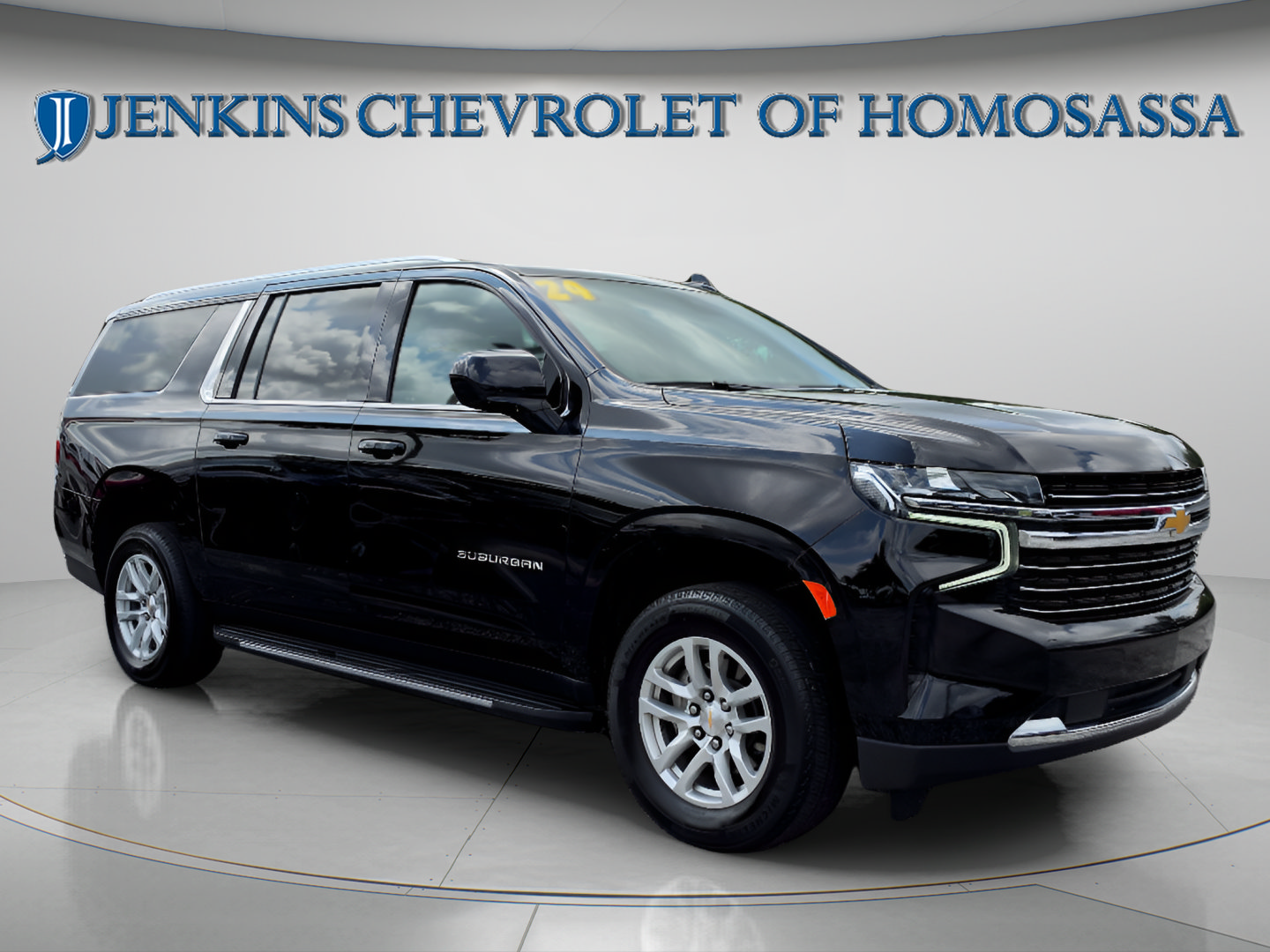 Used 2024 Chevrolet Suburban LT RWD image 2