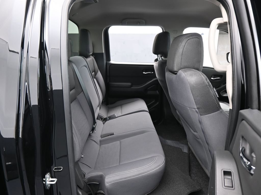 Used 2024 Nissan Frontier SV image 32