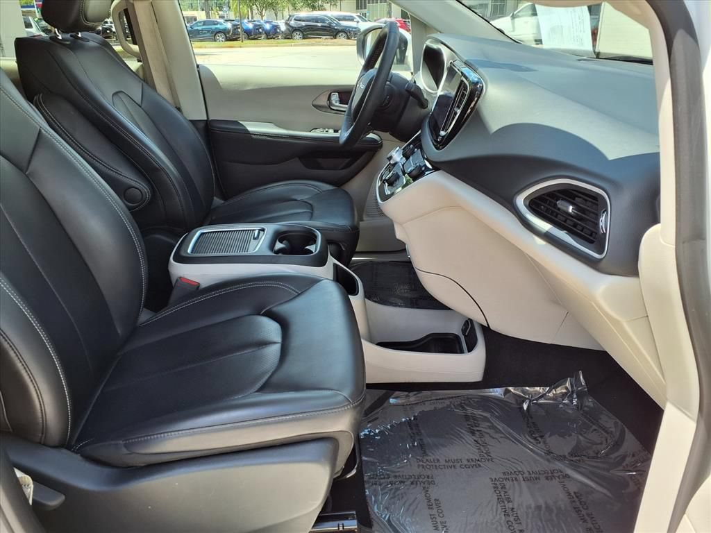 Used 2023 Chrysler Pacifica Touring-L FWD image 9