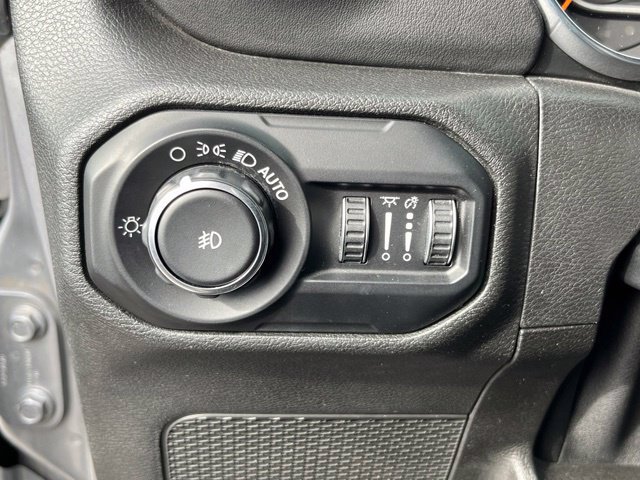 Used 2018 Jeep Wrangler Unlimited Sahara AWD/4WD image 29