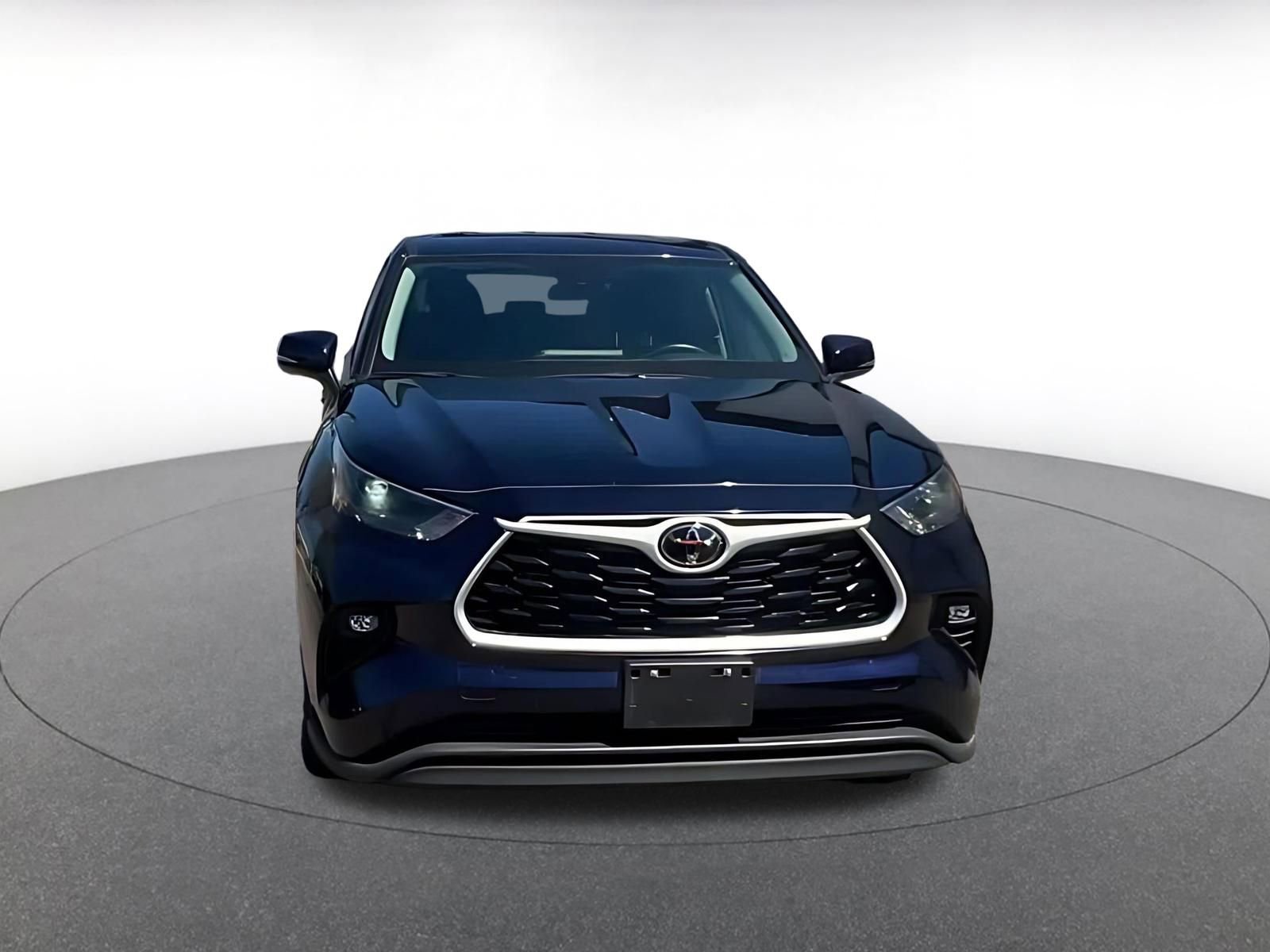 Used 2025 Toyota Highlander LE image 4