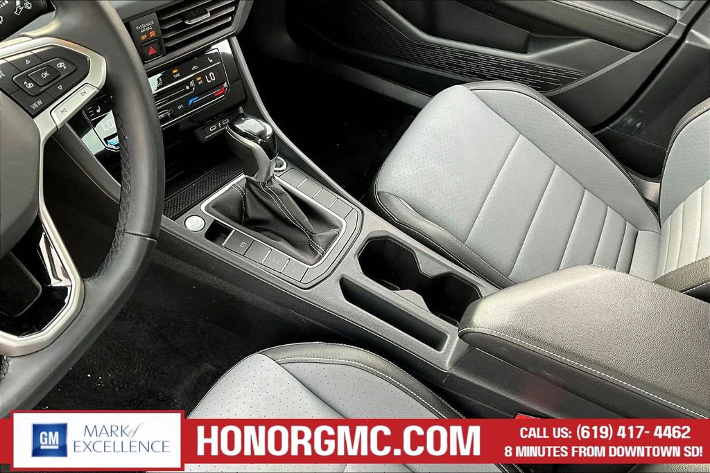 Used 2025 Volkswagen Jetta SE FWD image 17