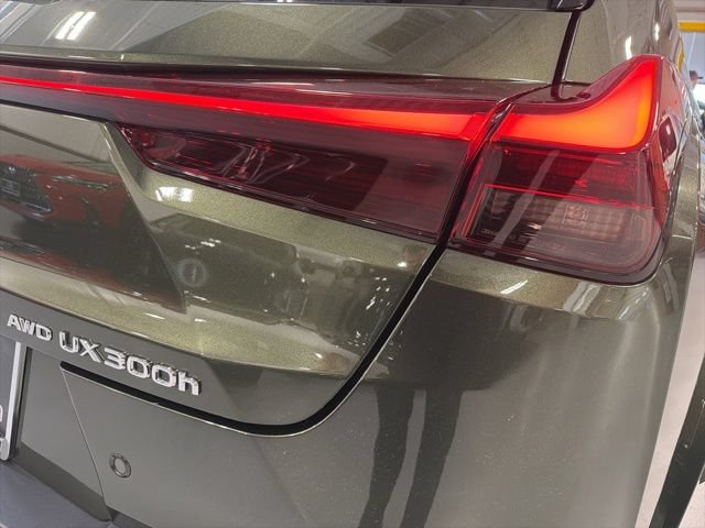 Used 2025 Lexus UX 300h AWD w/ Accessory Package (Z1) image 32