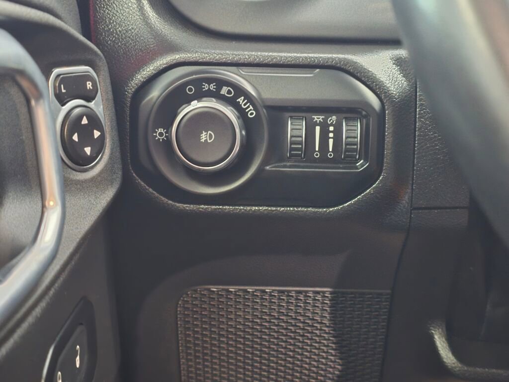 Used 2022 Jeep Wrangler Unlimited Sahara image 24