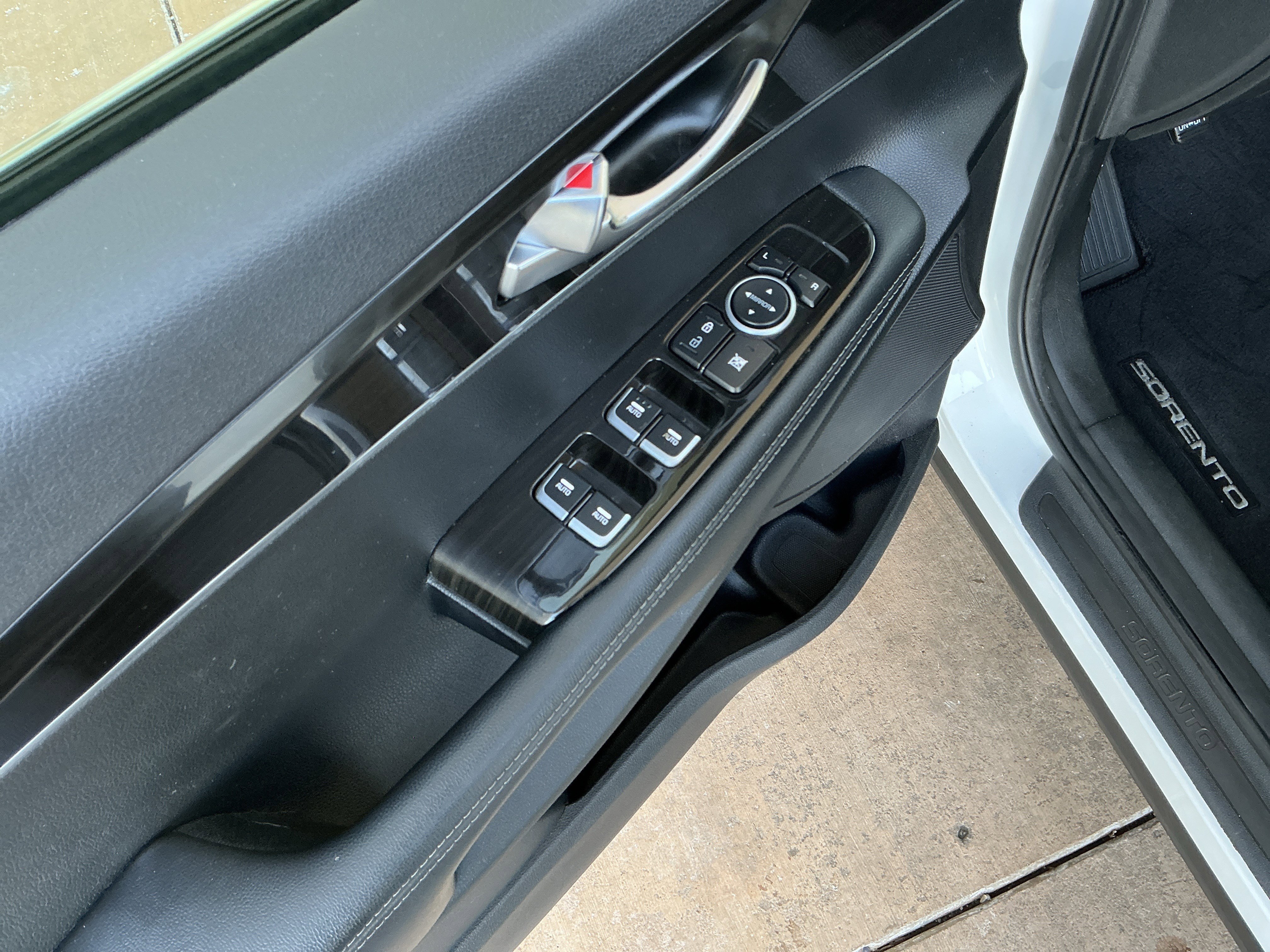 Used 2020 Kia Sorento LX image 15