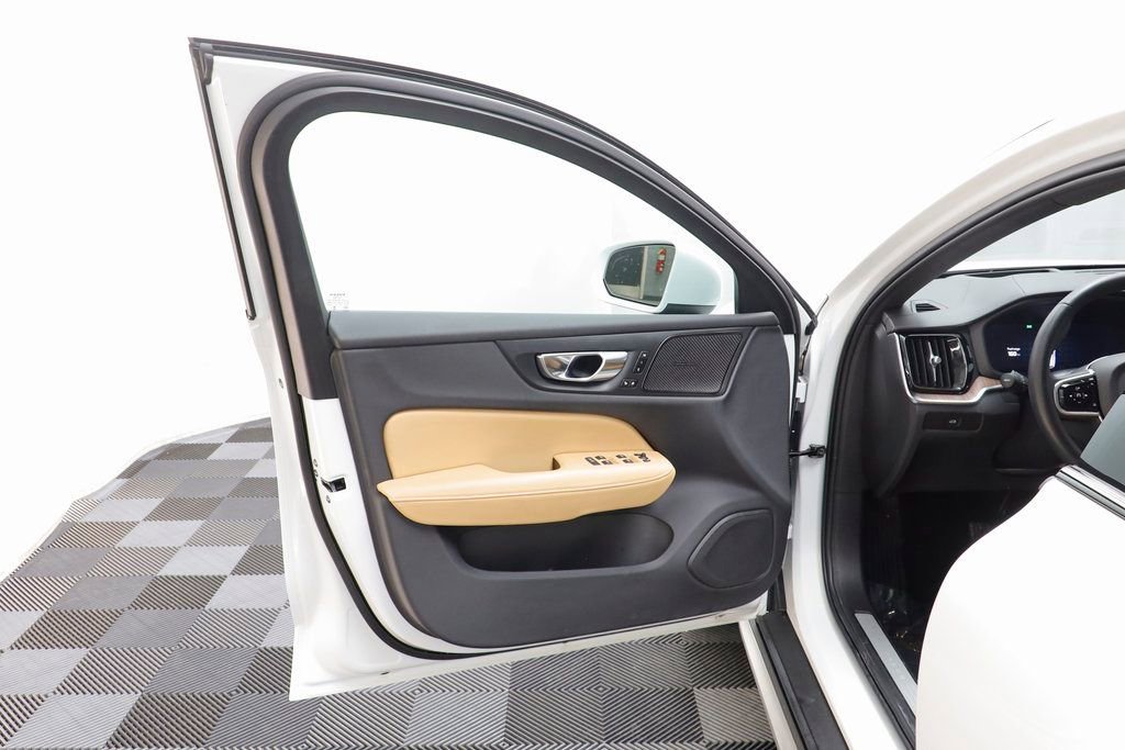Used 2024 Volvo V60 B5 Cross Country Ultimate image 5