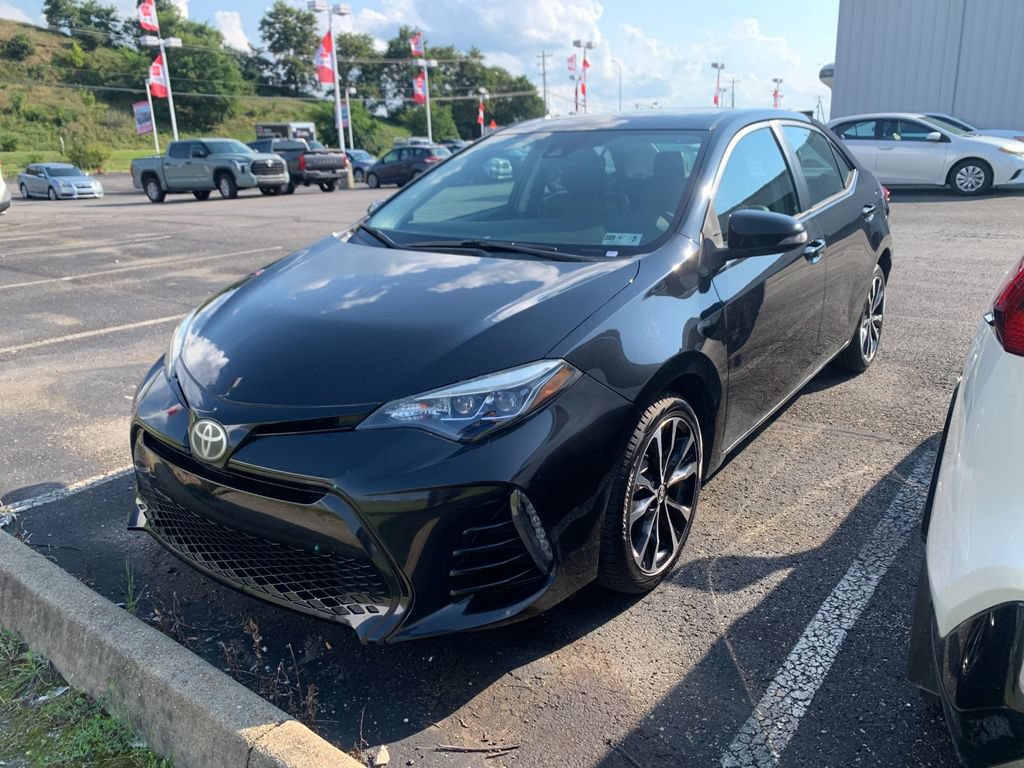 Used 2017 Toyota Corolla SE w/ SE Premium Package FWD image 6