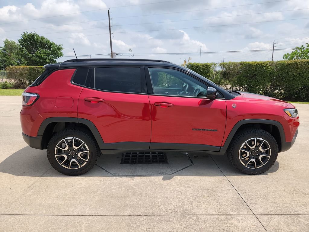 Used 2025 Jeep Compass Trailhawk AWD/4WD image 4