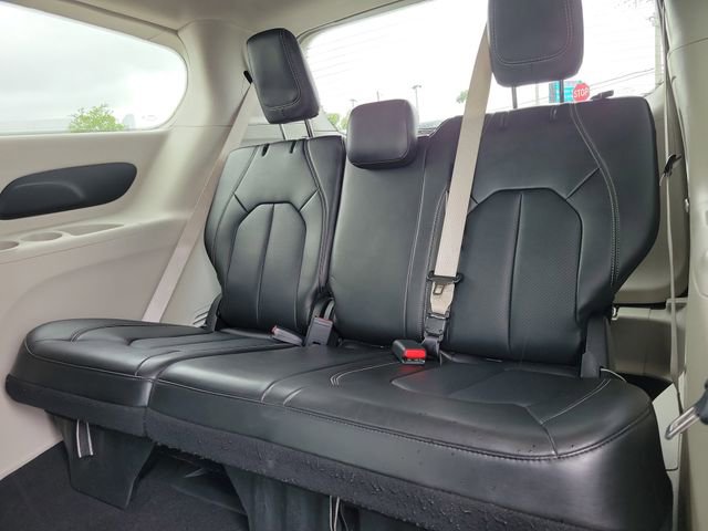Used 2024 Chrysler Pacifica Touring-L image 12