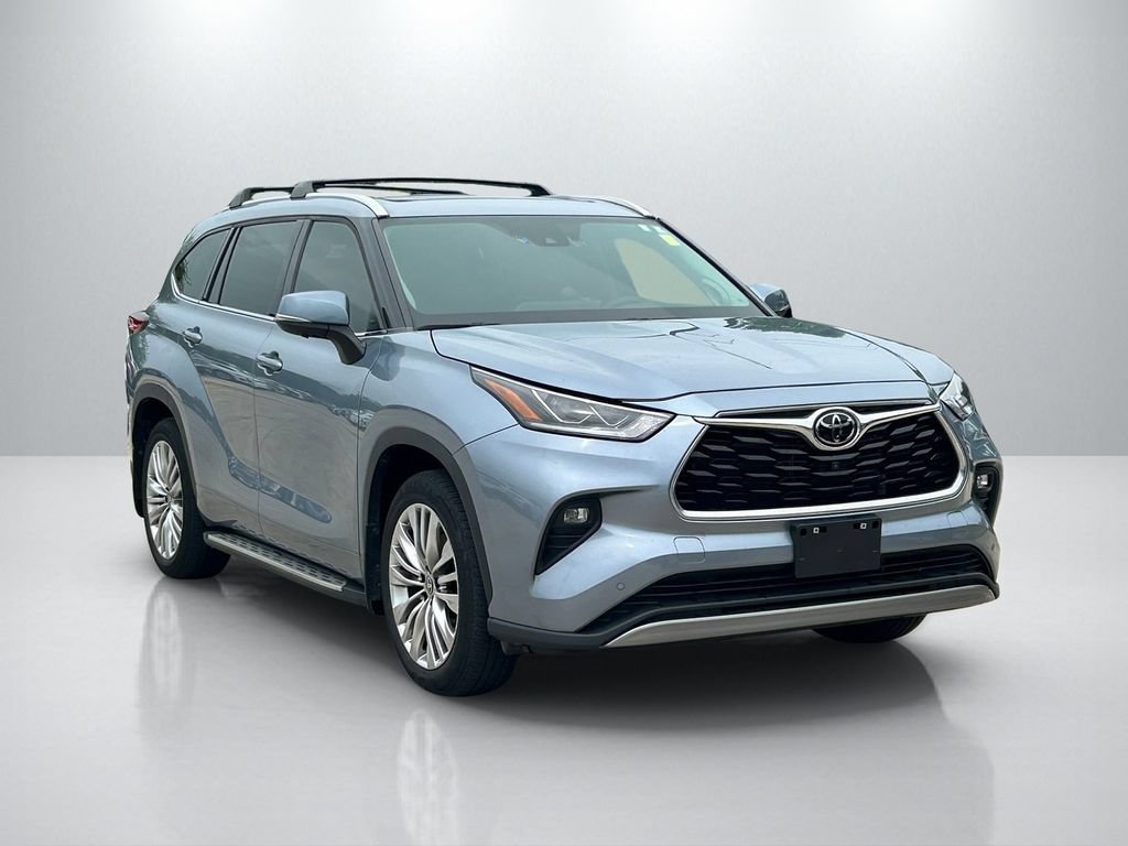 Used 2023 Toyota Highlander Platinum FWD image 3