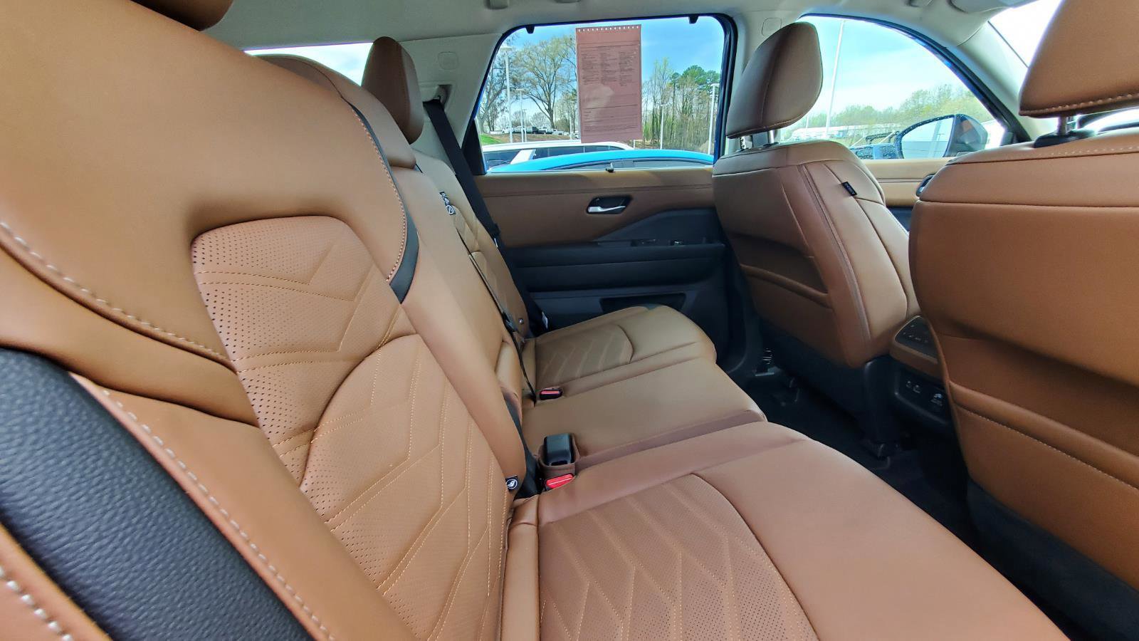 Used 2025 Nissan Pathfinder Platinum w/ Cargo Package image 6