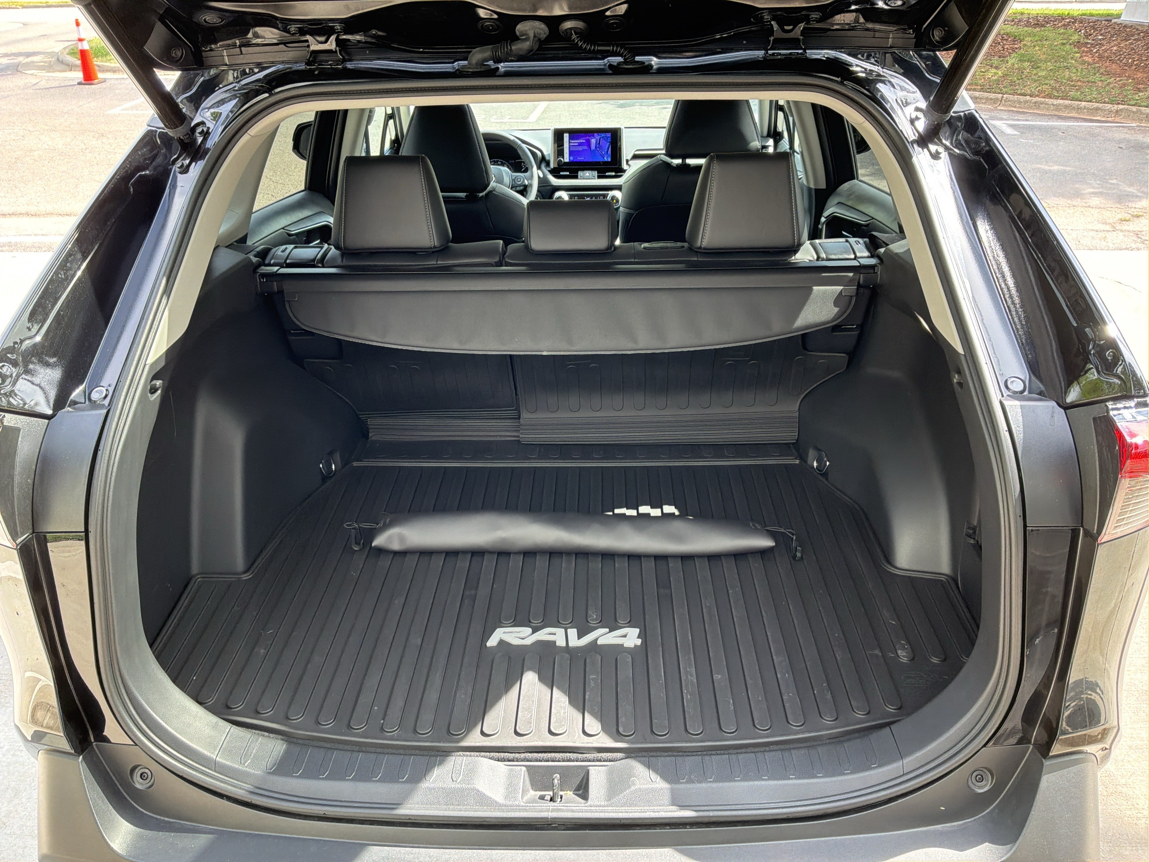 Used 2023 Toyota RAV4 XLE Premium AWD/4WD image 32