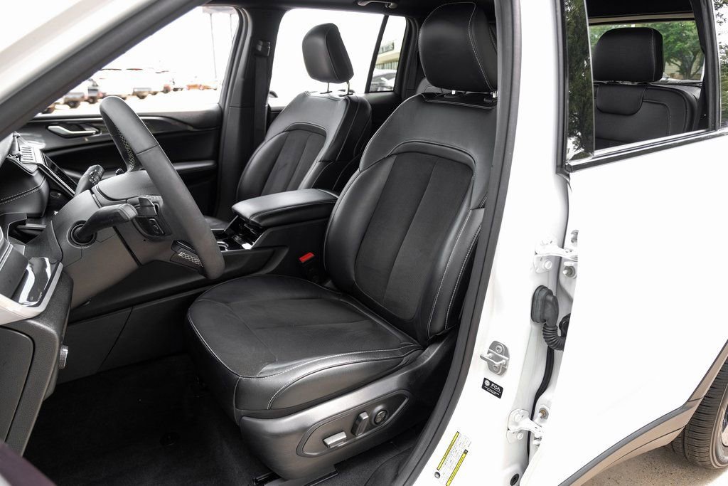 Used 2023 Jeep Grand Cherokee Altitude image 8