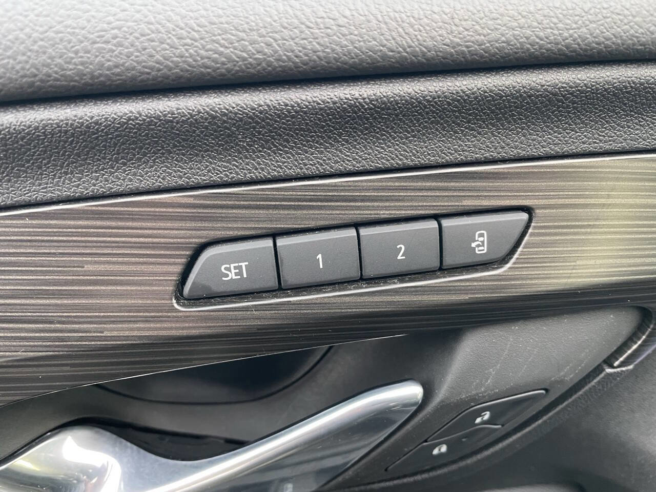 Used 2023 GMC Terrain SLT image 13