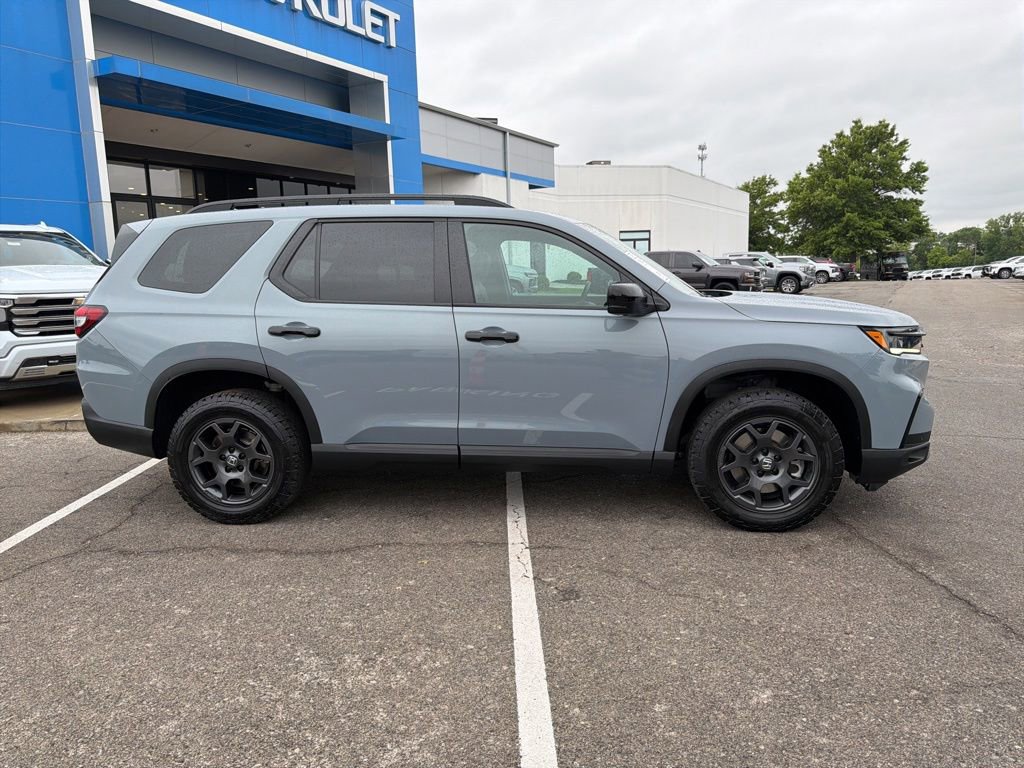 Used 2025 Honda Pilot TrailSport image 2