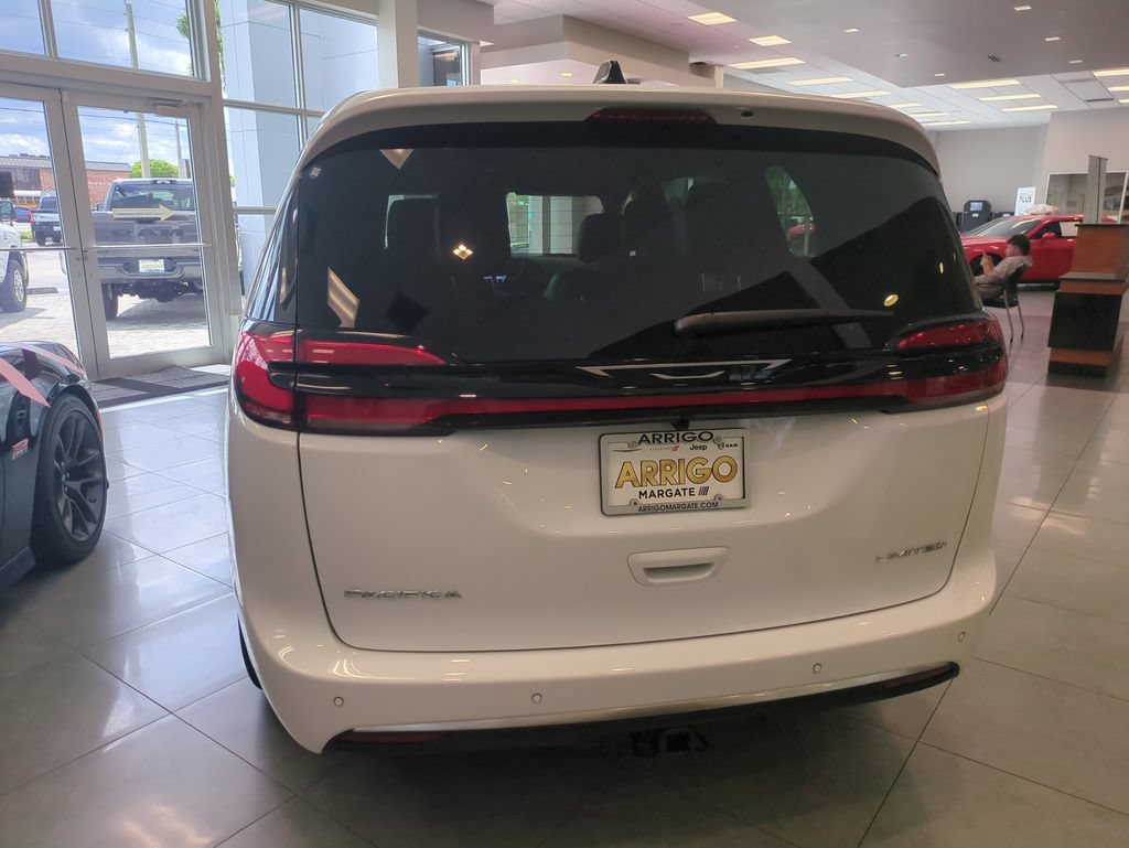 New 2027 Chrysler Pacifica Limited FWD image 6
