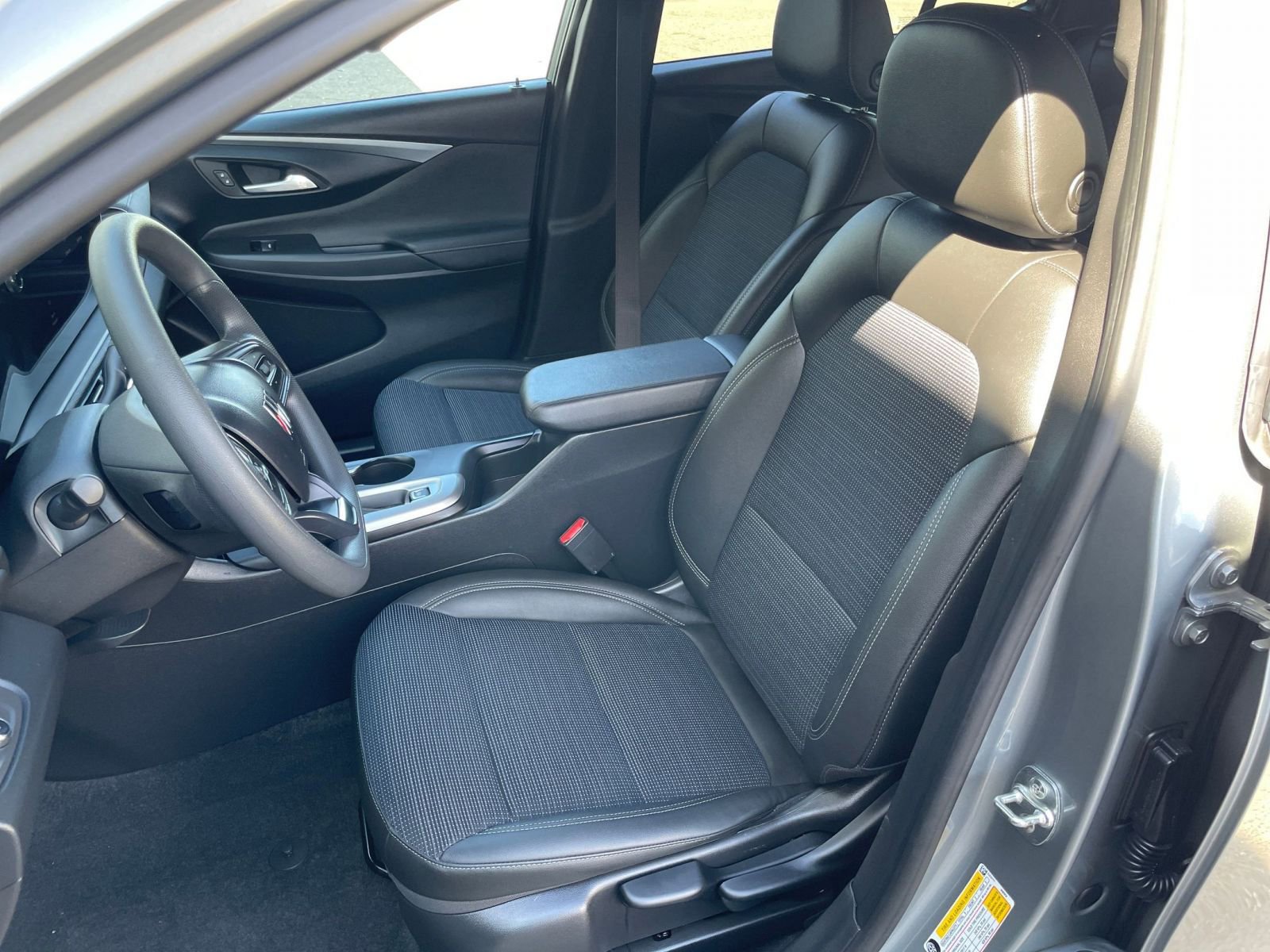 Used 2025 Buick Envista Preferred image 36