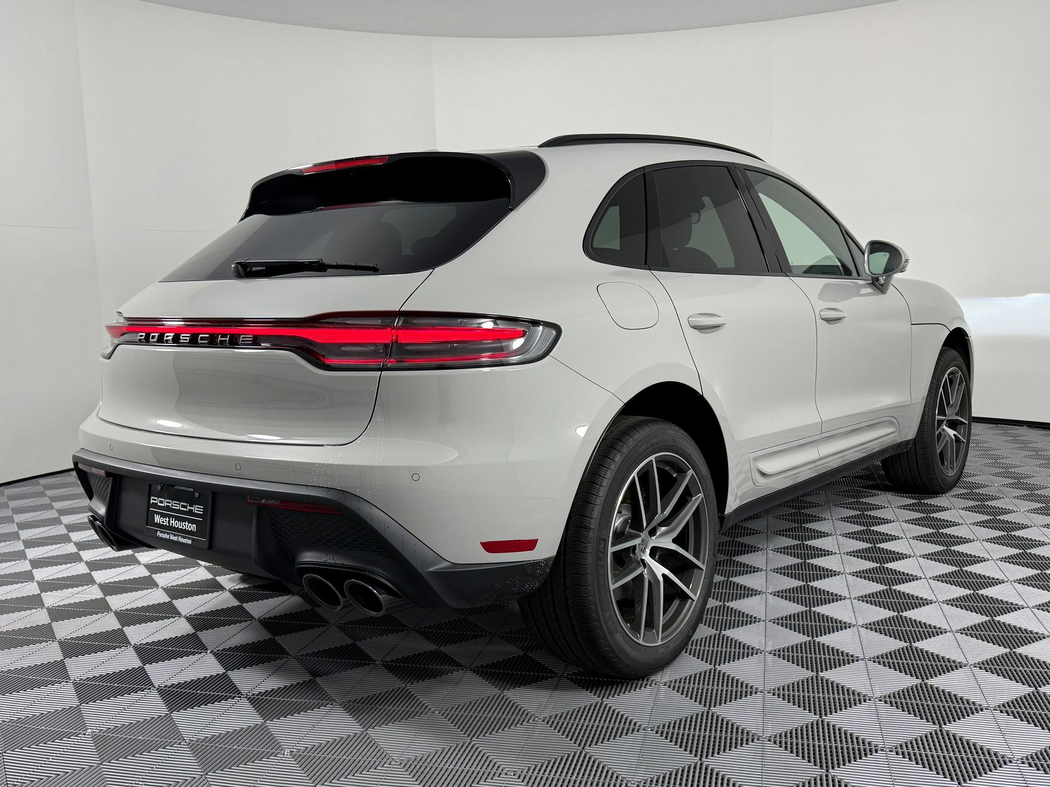 Certified 2026 Porsche Macan AWD/4WD image 9