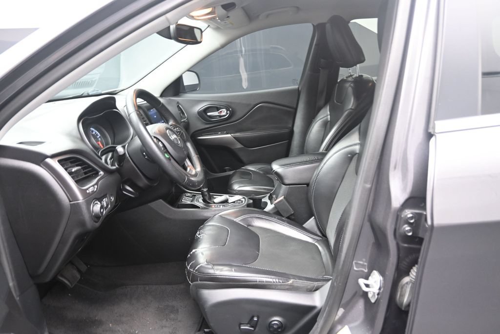 Used 2019 Jeep Cherokee Latitude Plus w/ Comfort/Convenience Group FWD image 16