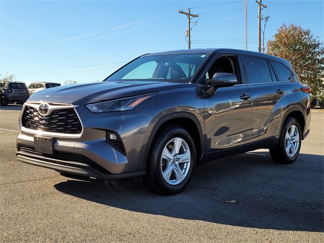 Used 2023 Toyota Highlander LE image 4