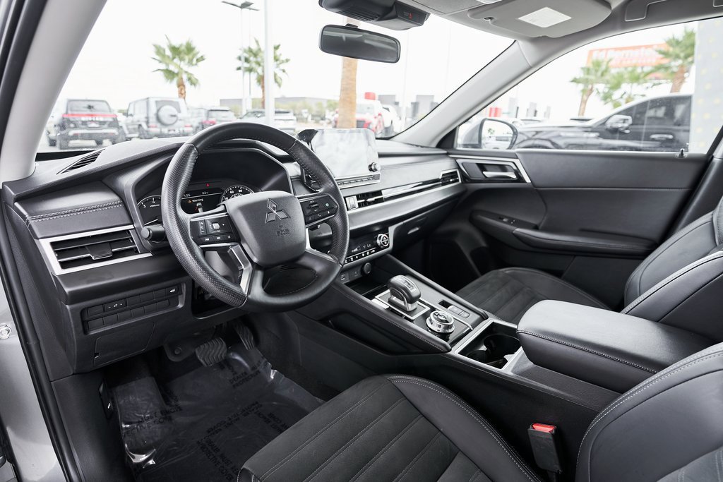 Used 2024 Mitsubishi Outlander SE image 2