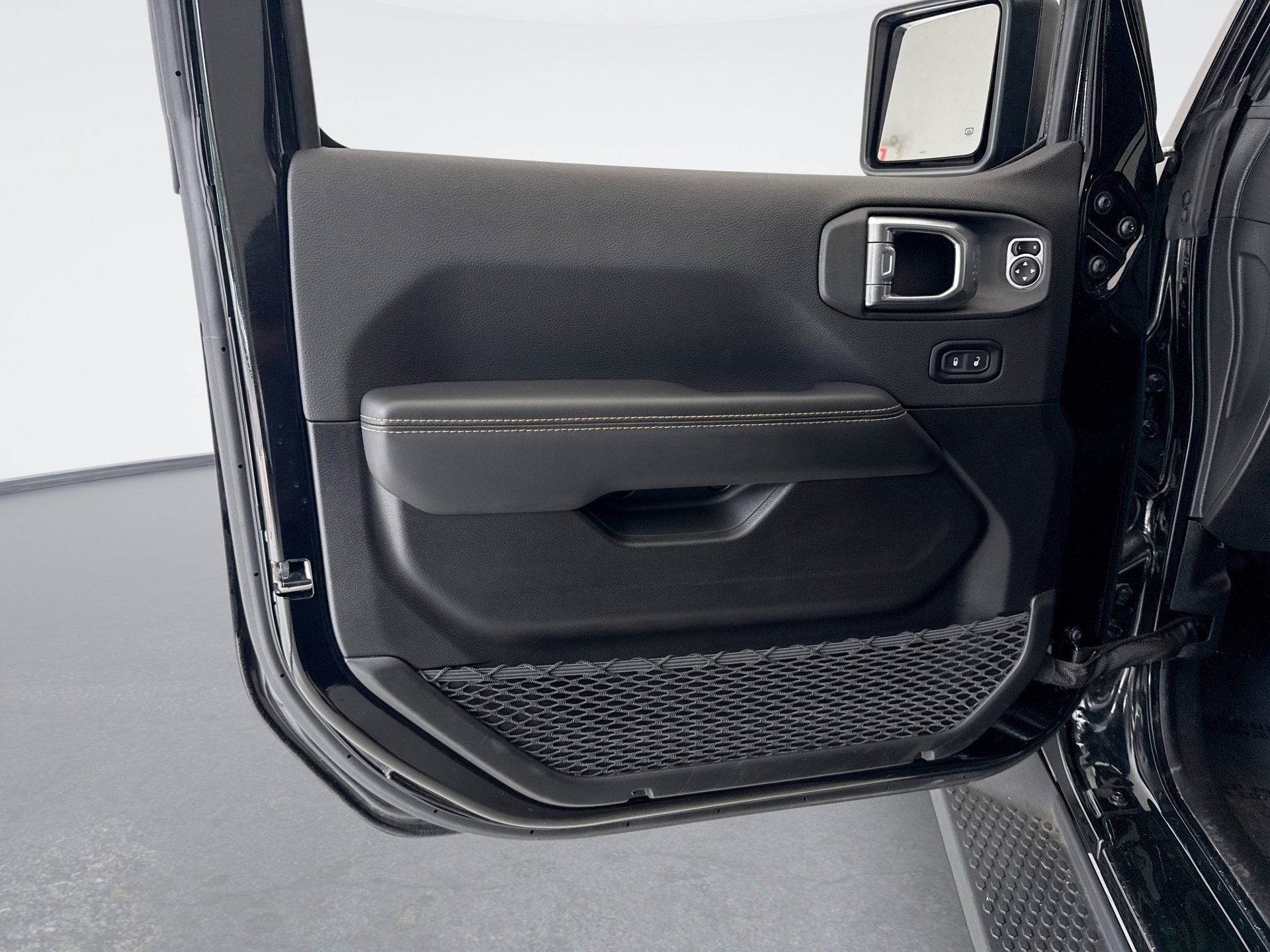 Used 2024 Jeep Wrangler Unlimited Sahara AWD/4WD image 9
