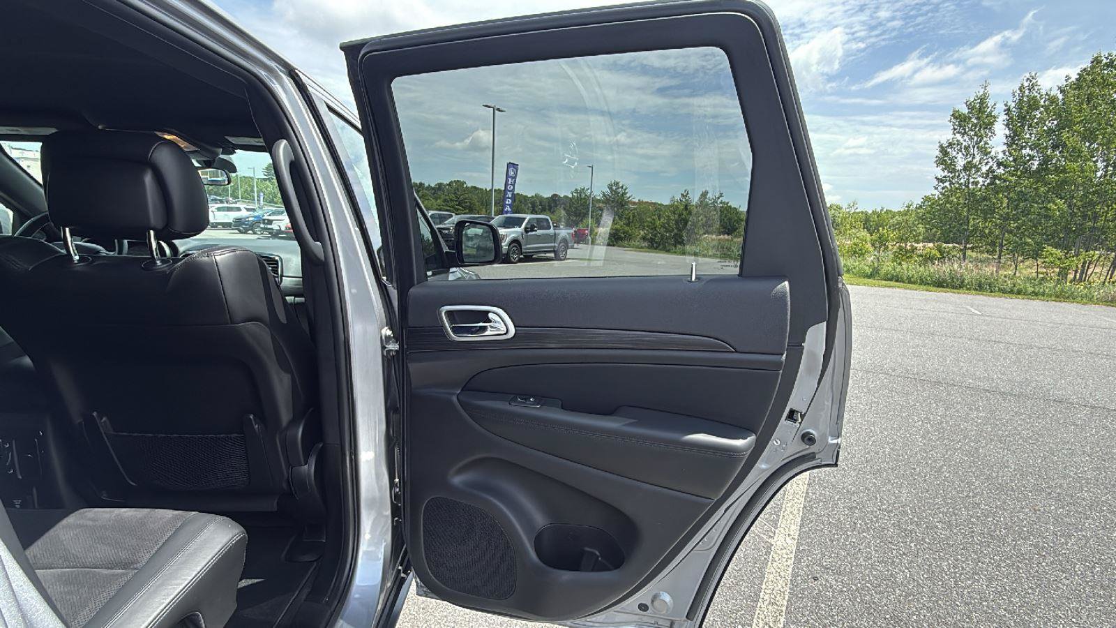 Used 2021 Jeep Grand Cherokee Laredo X AWD/4WD image 19
