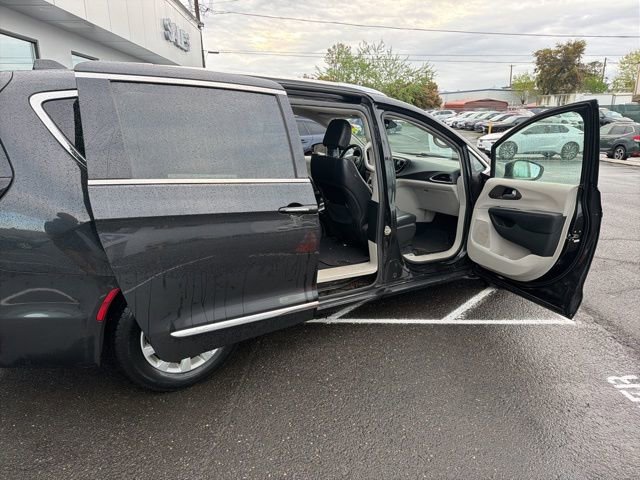 Used 2019 Chrysler Pacifica Touring-L image 10