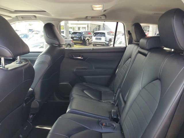Used 2023 Toyota Highlander XLE image 11