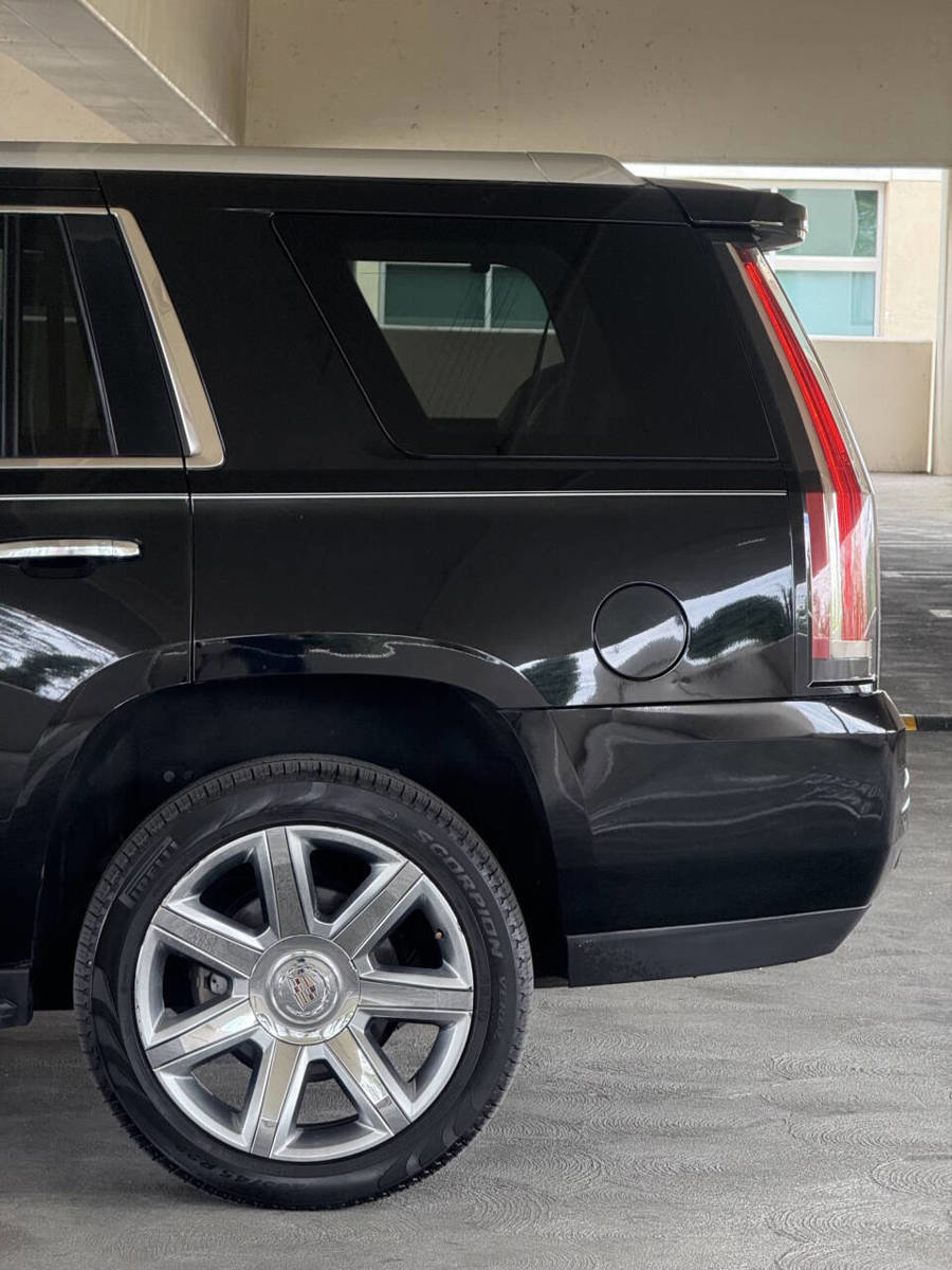 Used 2015 Cadillac Escalade Luxury AWD/4WD image 13