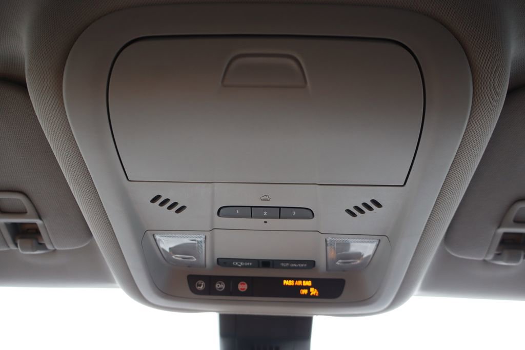 Used 2021 GMC Terrain SLT w/ LPO, Dark Accent Package image 18