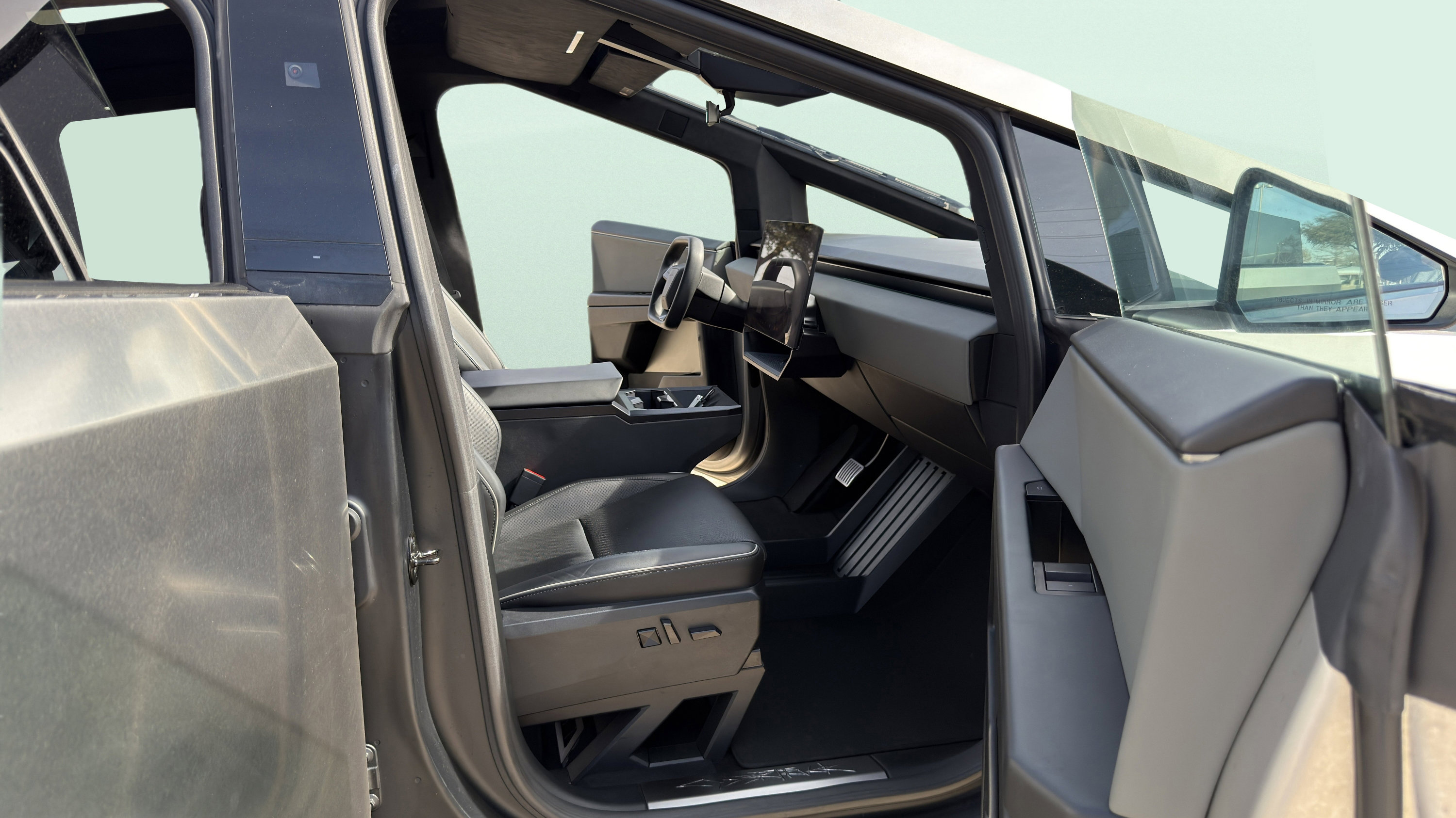 Used 2025 Tesla Cybertruck AWD Crew Cab image 58