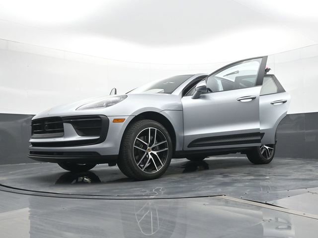Used 2025 Porsche Macan image 30