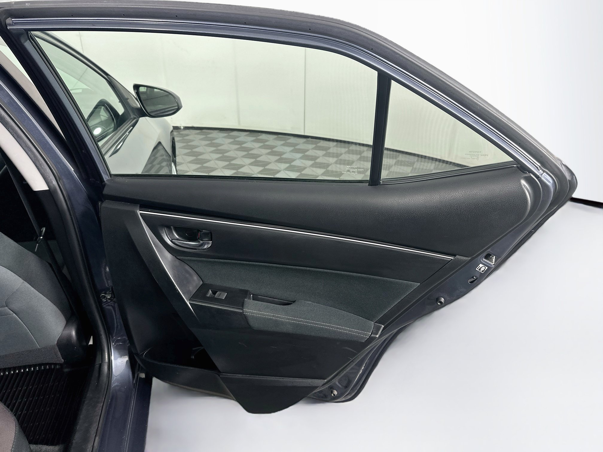 Used 2018 Toyota Corolla LE FWD image 27